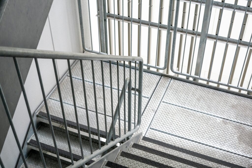 悩み③:古いオフィスビル特有の搬入出のしにくさ